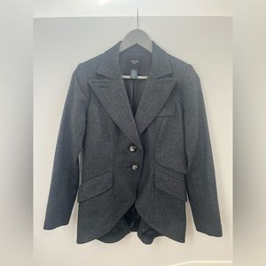 Incredible SMYTHE blazer. Great condition. Very detailed. Very traditional.